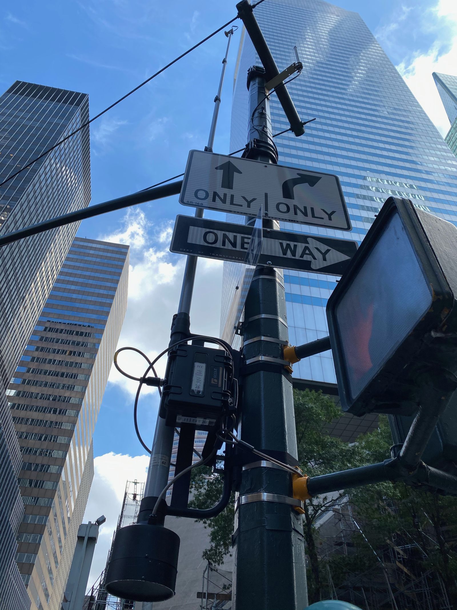 Pole-mounted video detection unit at an intersection
